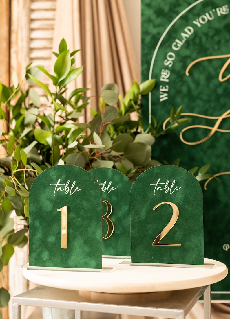 Luxury Green Velvet Arched Tab - Table Number Gold recension och pris