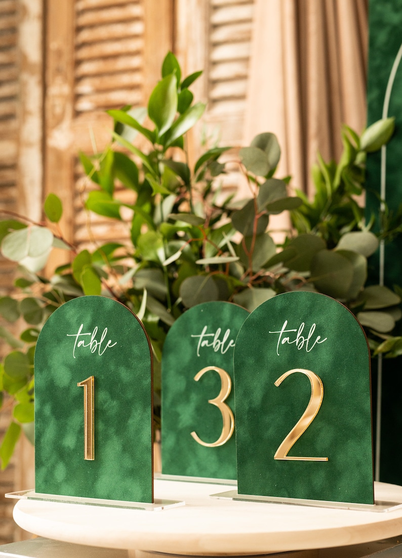 Luxury Green Velvet Arched Tab - Table Number Gold recension och pris