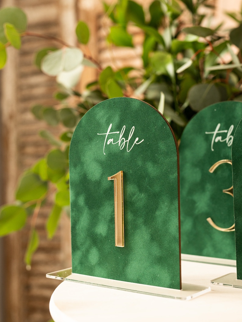 Luxury Green Velvet Arched Tab - Table Number Gold recension och pris